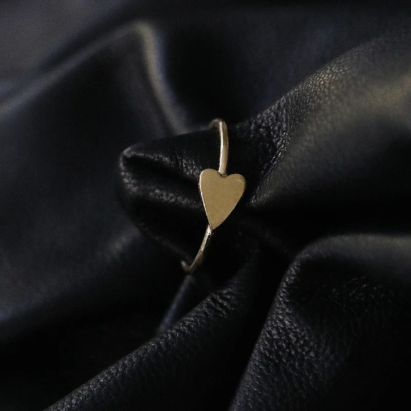 Shop High-Quality Jewelry At Jaw-Dropping Discounts ARI HEART WIRE  BAND RING