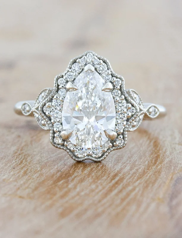 Elevate Your Outfit With Discounted Statement Jewelry Fiona - Pear